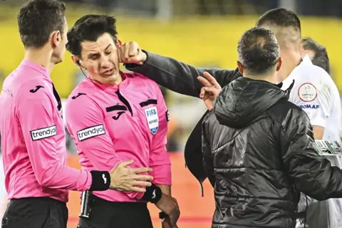 لكمة أوقفت الدوري وسقوط مفاجئ.. من هو خليل أوموت حكم نهائي السوبر المصري؟